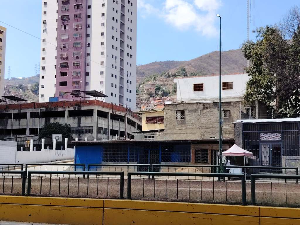 Vecinos de Los Jardines del Valle: rechazan instalación de funeraria junto a parque infantil y&nbsp;viviendas