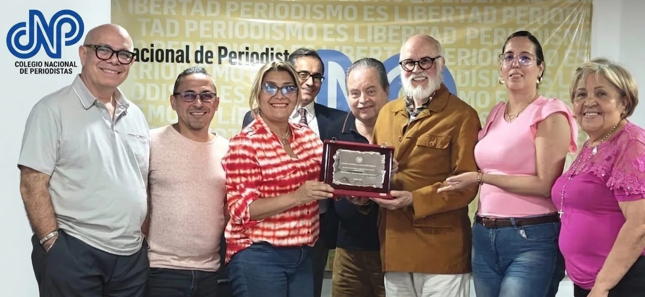 Presidente del CNP, Tinedo Guía, llega a Venezuela con la placa del premio Victoria Prego